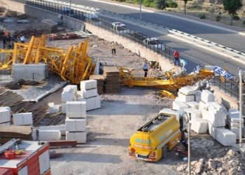 İzmir’de 60 metrelik kule vinç devrildi: 2 ölü 3 yaralı