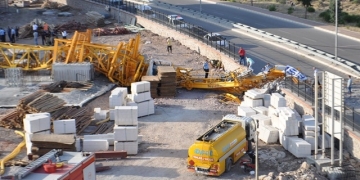 İzmir’de 60 metrelik kule vinç devrildi: 2 ölü 3 yaralı