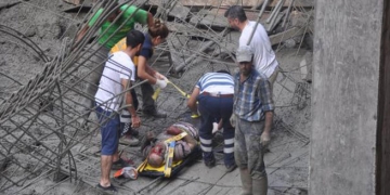 Beton Dökümü Sırasında Kalıplar Çöktü: 7 Yaralı