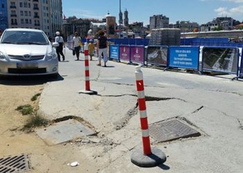 Taksim’de Asfaltta Çökmeler Meydana Geldi