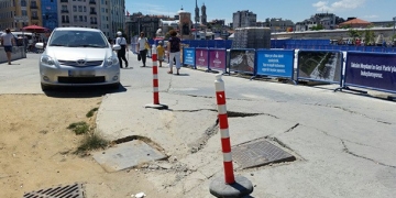 Taksim’de Asfaltta Çökmeler Meydana Geldi