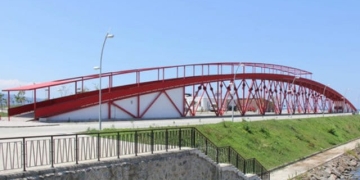 Trajikomik Köprü! Suyun Üstüne Değil Kenarına Yapılmış