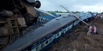 Hindistan’da tren faciası: En az 24 ölü