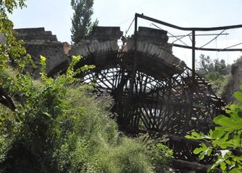 Tarihi Dandalaz Köprüsü restorasyonda yıkıldı