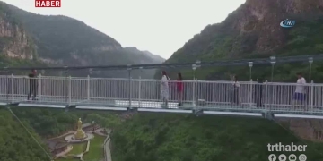 Çin’de 5D Teknolojili Cam Asma Köprü Ziyarete Açıldı