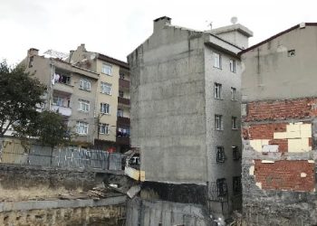 İstanbul Bağcılar’da Bir Bina Çökme Tehlikesine Karşı Yıkıldı