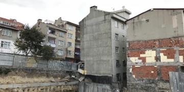 İstanbul Bağcılar’da Bir Bina Çökme Tehlikesine Karşı Yıkıldı