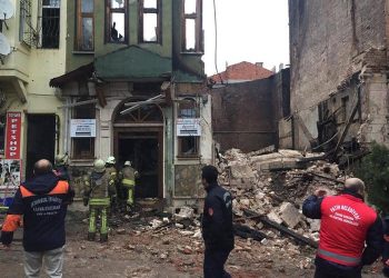 İstanbul Fatih’de bir bina çöktü