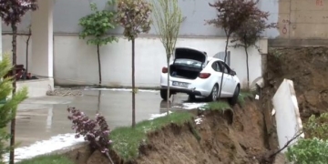 Aşırı Yağış Nedeniyle İstinat Duvarı Çöktü