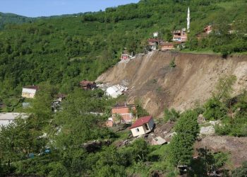 Heyelanla Mahalle Yok Oldu