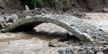 Trabzon Araklı’da Sel Felaketinde Tarihi TaşKöprü