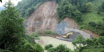 Rize’de Heyelan Felaketiyle Yol Kapandı