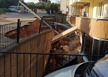 İzmir’de İstinat Duvarı Çöktü, Yolda Göçük Oluştu