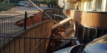 İzmir’de İstinat Duvarı Çöktü, Yolda Göçük Oluştu