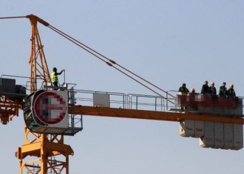 Maaşlarını alamadıklarını iddia eden işçiler vince çıktı