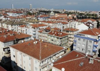 İstanbul Avcılar’da Birçok Vatandaş Hasarlı Evlerinden Taşınıyor