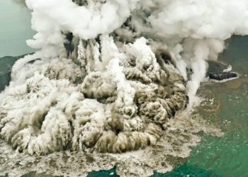 Okyanus Altındaki Yanardağ Patladı!