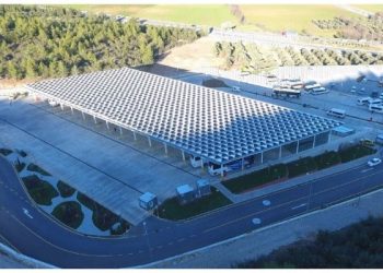 Tükettiği enerjinin iki katını çatısından üretiyor