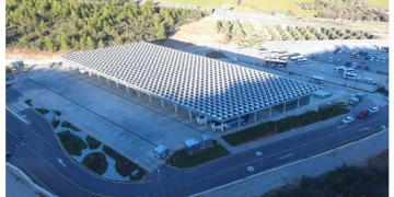 Tükettiği enerjinin iki katını çatısından üretiyor