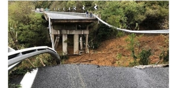 İtalya’da şiddetli yağışlar nedeniyle viyadük çöktü