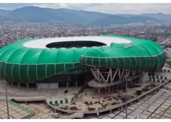 Timsah kafaya kavuşuyor