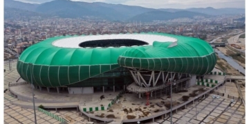 Timsah kafaya kavuşuyor