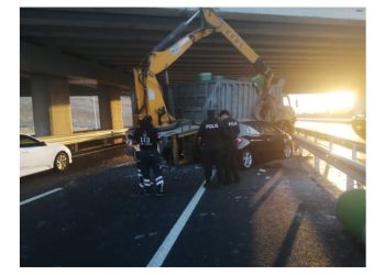 Vinç önce köprüye çarptı ardından otomobille çarpıştı