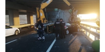 Vinç önce köprüye çarptı ardından otomobille çarpıştı