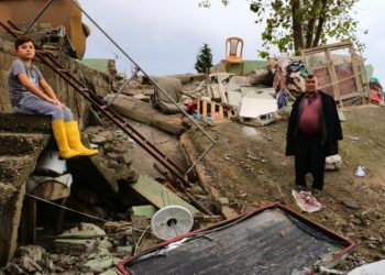 Sağanak yağış gecekonduyu yıktı