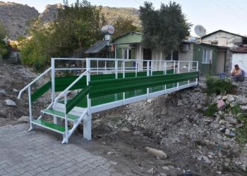 28 yıldır yapılmayan köprü 2 günde inşa edildi