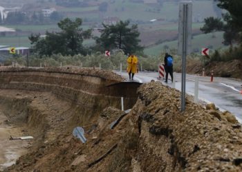 6 ilçeyi Adana’ya bağlayan karayolu çöktü