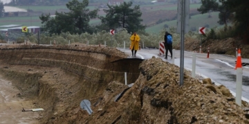 6 ilçeyi Adana’ya bağlayan karayolu çöktü