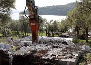 Akbük Koyunda “İmar Barışına” Aykırı 21 Yapı Yıkıldı