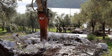 Akbük Koyunda “İmar Barışına” Aykırı 21 Yapı Yıkıldı