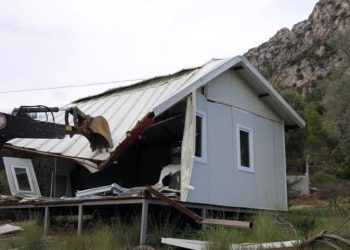 Akbük’te yıkımlar yeniden başladı