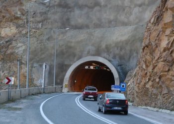 Bu ilçeye ulaşım 44 tünel 20 köprüyle sağlanıyor