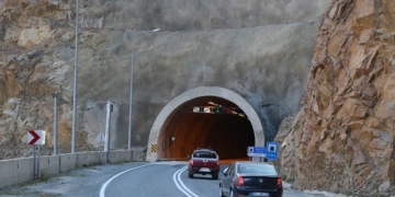 Bu ilçeye ulaşım 44 tünel 20 köprüyle sağlanıyor