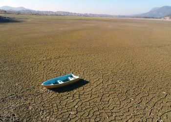 Bursa’da kuruyan gölden kalan susuz toprağın görüntüsü korkuttu