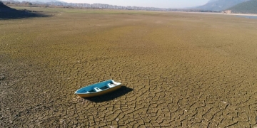 Bursa’da kuruyan gölden kalan susuz toprağın görüntüsü korkuttu