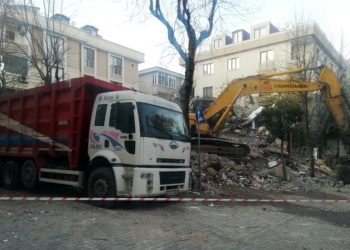 Depremde hasar gören binayı yıkan kepçe, sağlam binaya da zarar verdi