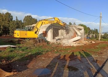 Didim Belediyesi ilçe girişlerindeki kaçak yapıları yıkıyor