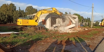 Didim Belediyesi ilçe girişlerindeki kaçak yapıları yıkıyor