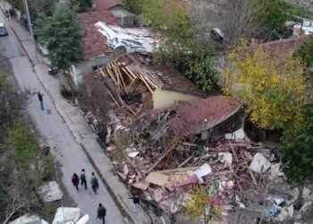 Ümraniye’de dere yatağındaki gecekondular yıkıldı