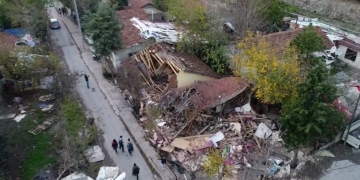 Ümraniye’de dere yatağındaki gecekondular yıkıldı