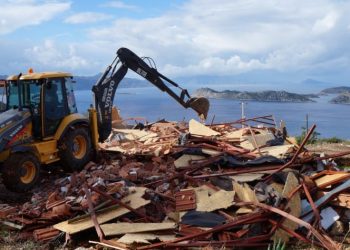 Marmaris’ite imara aykırı yapılar yıkılıyor