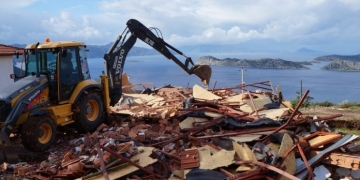 Marmaris’ite imara aykırı yapılar yıkılıyor