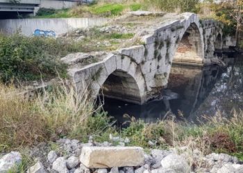 Asırlık köprüler can çekişiyor