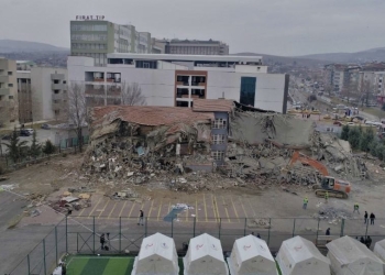 Elazığ’da ağır hasar gördüğü belirlenen okullarda yıkım çalışması başlatıldı