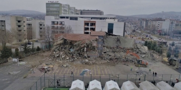 Elazığ’da ağır hasar gördüğü belirlenen okullarda yıkım çalışması başlatıldı