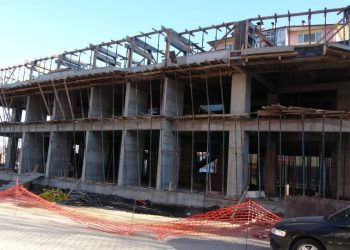 İnşaatta çalışırken dengesini kaybeden işçi 2.kattan düştü